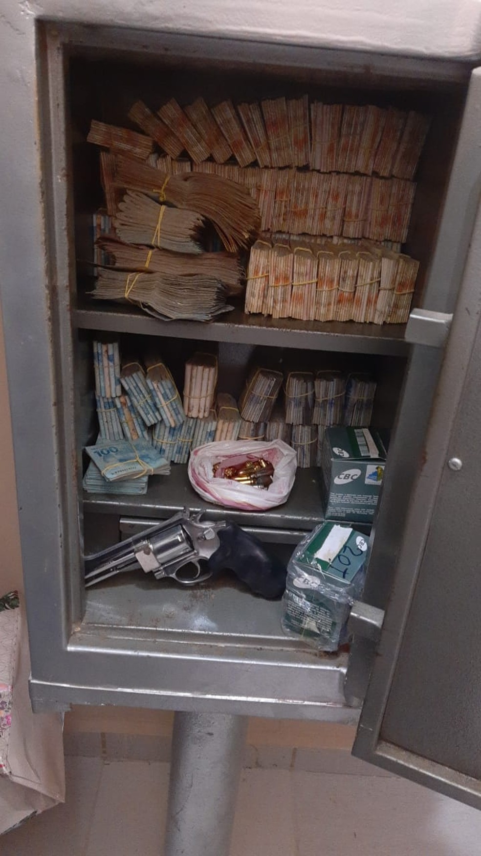 Dinheiro foi encontrado dentro de cofre na cidade de Arapiraca, Alagoas — Foto: SSP