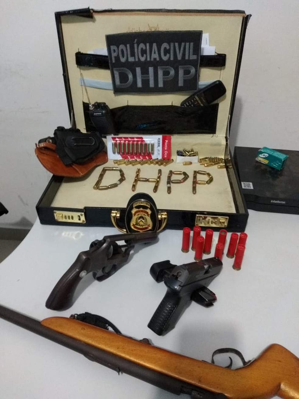 Armas e munições foram apreendidas em distribuidora de bebidas — Foto: Divulgação/SSP