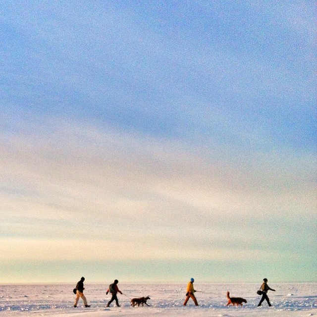 Grupo aproveita caminhada sobre maior lago do mundo em extensão de superfície (Foto: Instagram/@mc_angela)