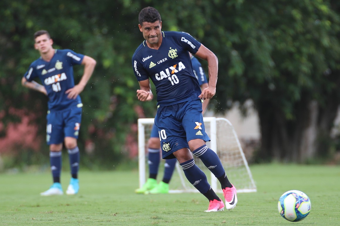 Flamengo projeta jogo-treino para testar Ederson e Rômulo