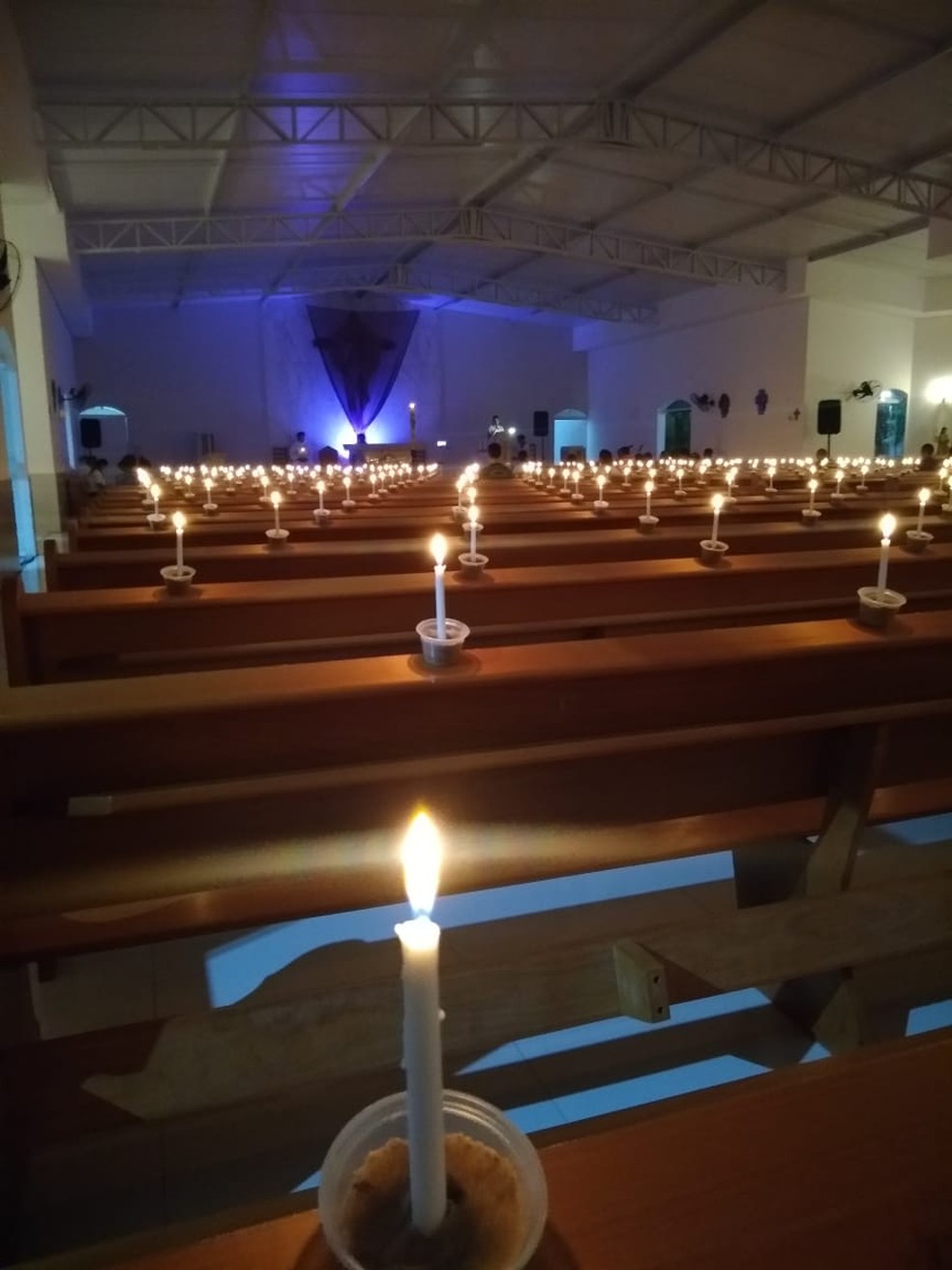 Paróquia no Piauí faz missa do Sábado Santo com mais de 400 velas para representar fiéis — Foto: Divulgação