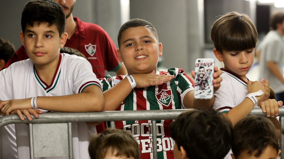 Lucas tem a capinha de celular personalizada e com autógrafo de Dourado (Foto: Lucas Merçon/Fluminense FC)