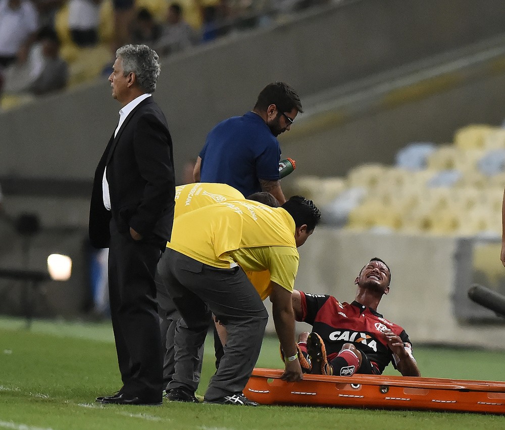 Réver tem lesão no ligamento do joelho direito e inicia tratamento no Flamengo