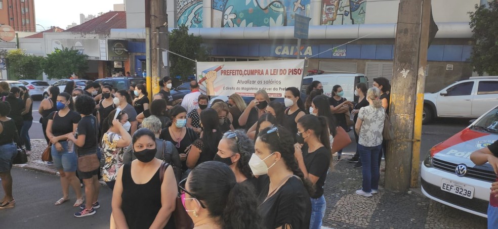 Professores da rede municipal de ensino de Presidente Prudente decretaram greve parcial nesta segunda-feira (7) — Foto: David de Tarso/TV Fronteira