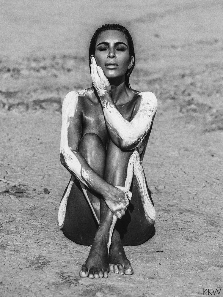 Kim Kardashian em ensaio no deserto (Foto: Reprodução)
