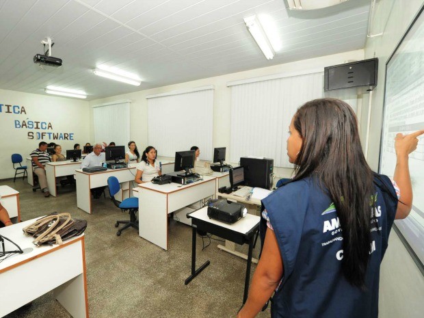 Há vagas para cursos de informática (Foto: Agecom/Divulgação)