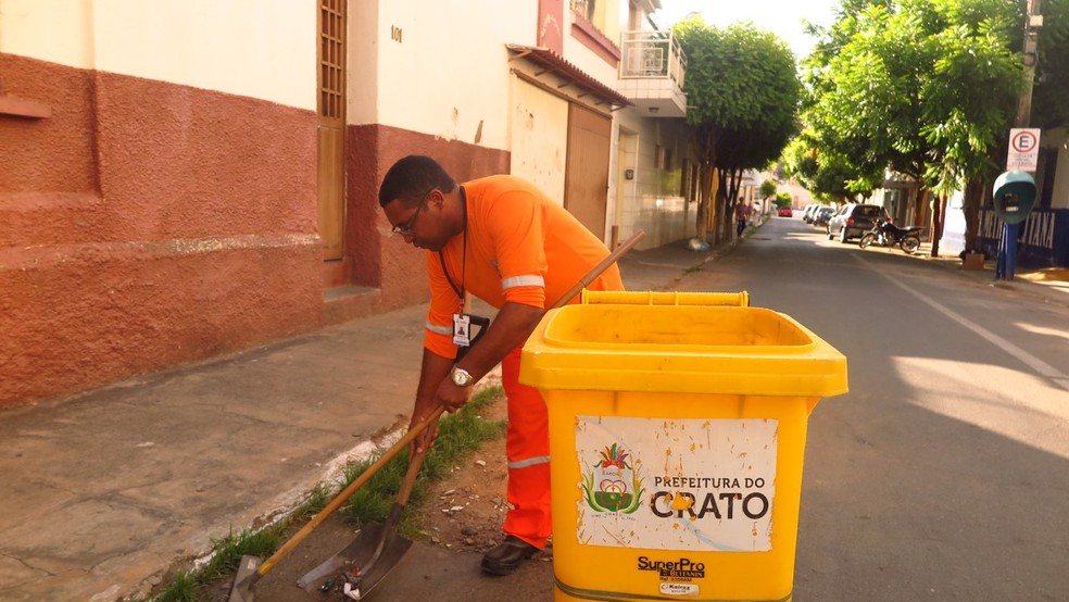 Aos 18 anos, Ferreirinha conseguiu seu primeiro emprego na coleta de lixo de Crato — Foto: Antonio Rodrigues