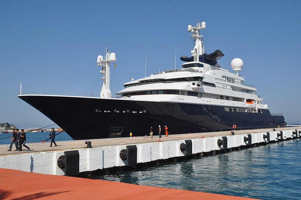 AYDIN, TURKEY - APRIL 27: 414ft luxury yacht 'Octopus' owned by Microsoft co-founder, Paul Allen, is moored to fuel up at Ege Ports in Kusadasi district of Aydin, Turkey on April 27, 2015. (Photo by Ibrahim Uzun/Anadolu Agency/Getty Images) (Foto: Getty Images)