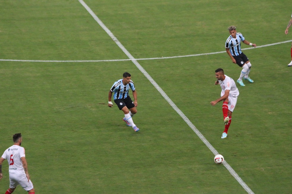 Suárez e Bitello em Grêmio x São Luiz — Foto: João Victor Teixeira