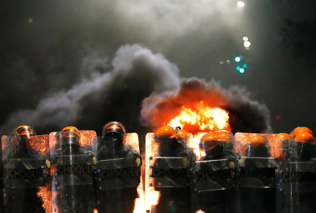 Tropa de choque atua em tumulto durante protesto contra a morte de João Alberto, em Porto Alegre, nesta segunda-feira (23). — Foto: REUTERS/Diego Vara