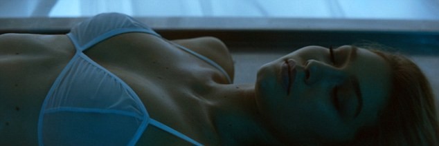 Gigi Hadid “volta da morte” e surge sensual em clipe de Calvin Harris (Foto: reprodução)