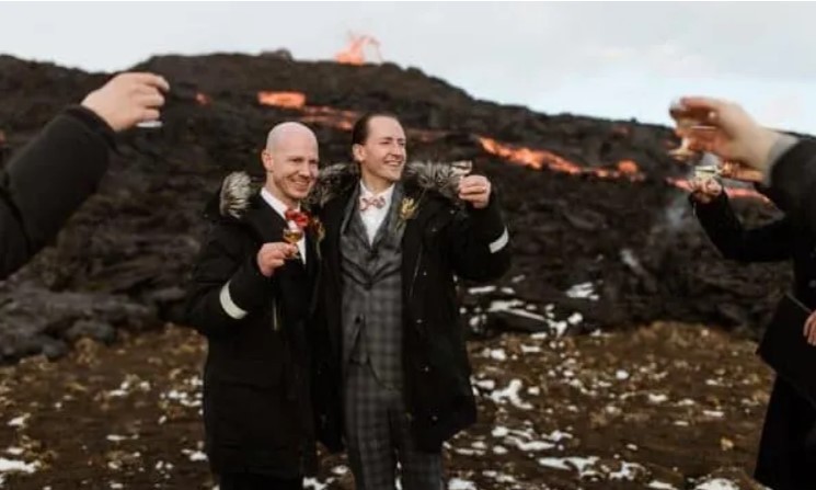 Casal gay realiza casamento a beira de vulcão em erupção (Foto: reprodução/instagram)
