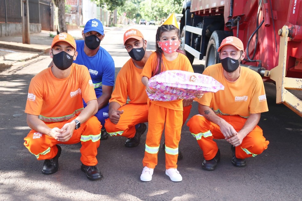 Maria recebeu presente dos garis da cidade — Foto: Prefeitura de Sarandi/Divulgação