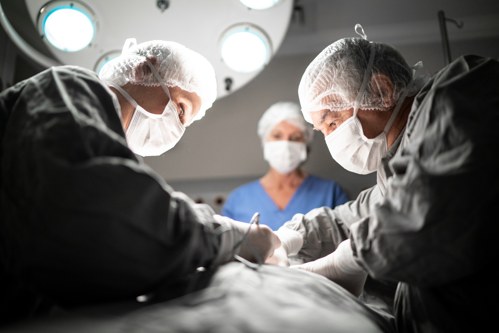 Idoso de 67 anos faz cirurgia na hérnia e médicos descobrem útero e ovários (Foto: Getty Image)