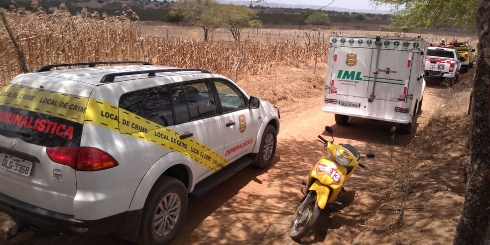 IML e IC estiveram no local para recolher o corpo. — Foto: Janisson Umbelino/TV Gazeta