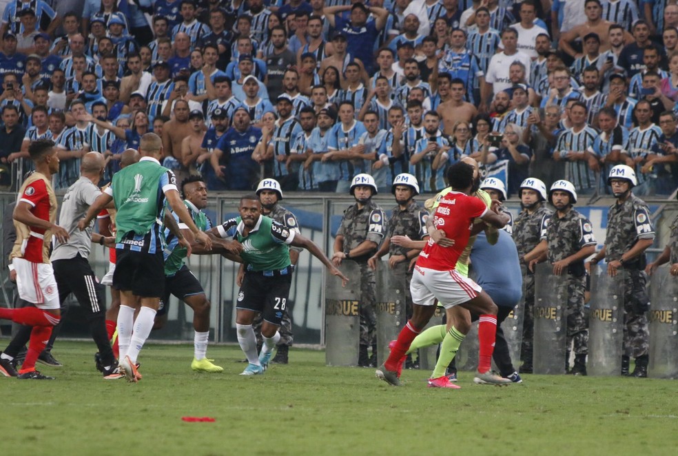 Moisés e Paulo Miranda protagonizaram briga no Gre-Nal 424 — Foto: Eduardo Moura/GloboEsporte.com