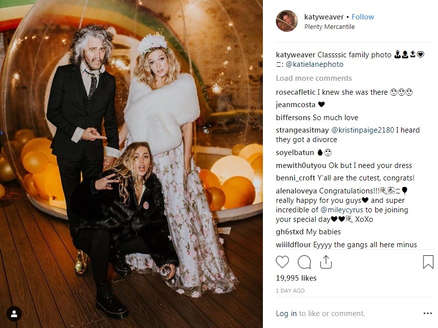 Miley Cyrus posa com Wayne Coyne e Katy Weaver (Foto: Reprodução / Instagram)