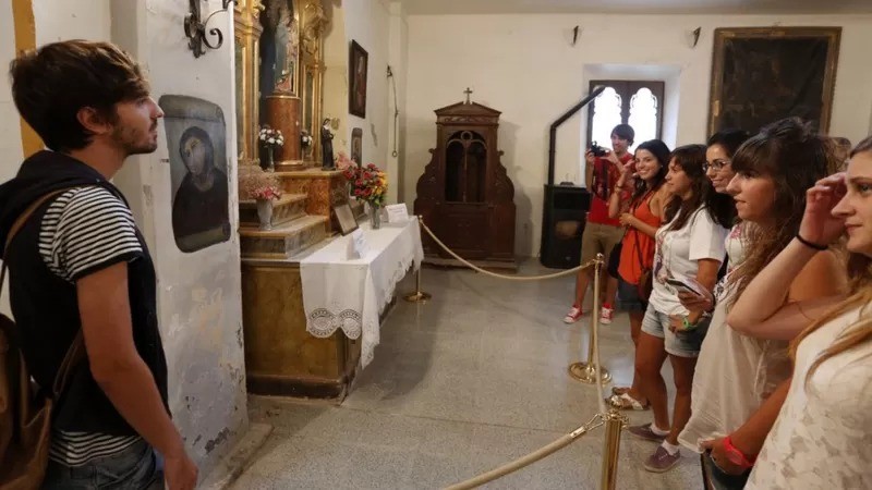 Turistas no Santuária da Misericórdia em Borja para ver o Ecce Homo modificado de perto (Foto: GETTY IMAGES via BBC)