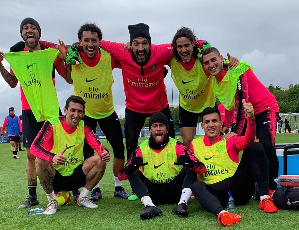 Neymar, sentado ao centro, depois do treino do PSG com Daniel Alves, Marquinhos, Buffon, Cavani, Verratti, Di MarÃ­a e Paredes â Foto: ReproduÃ§Ã£o de Instagram