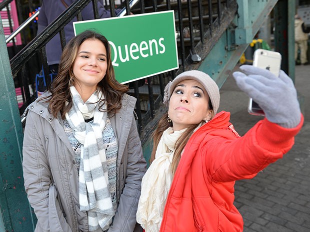 Danda faz selfie com Mari na placa do Queens, em Nova York. Tem mais no #dandices! (Foto: Globo/Zé Paulo Cardeal)