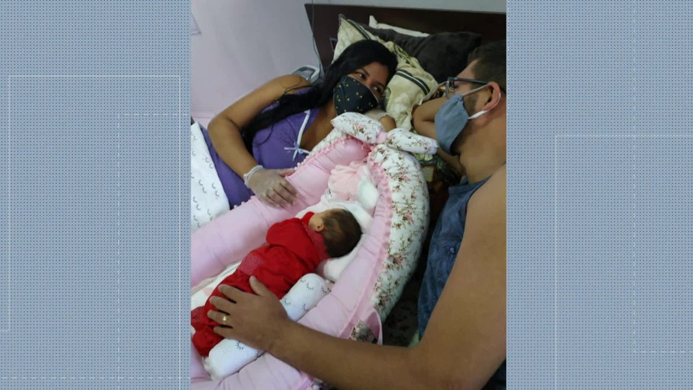 Ana Carolina de Souza, de 20 anos, reencontra a filha que nasceu após cesariana de emergência enquanto a mãe estava internada vítima de covid-19 — Foto: Reprodução