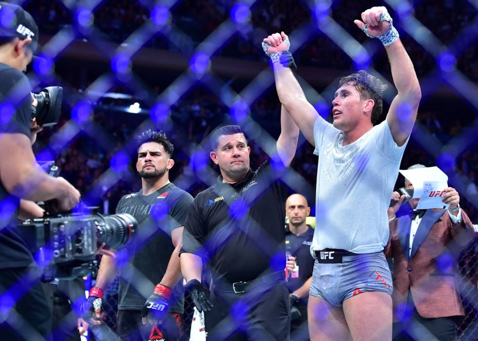 Darren Till é declarado vencedor sobre Kelvin Gastelum no UFC 244 — Foto: Jason Silva