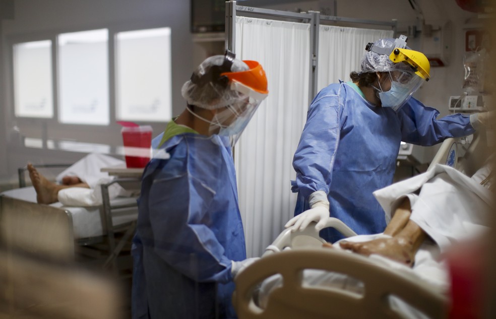 Médicos atendem pacientes de Covid-19 em uma unidade de terapia intensiva (UTI) do Hospital El Cruce Dr. Nestor Carlos Kirchner, nos arredores de Buenos Aires, Argentina — Foto: Natacha Pisarenko/Reuters
