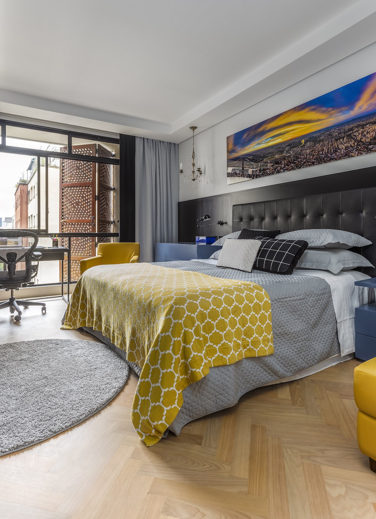 Posicionamento da cama e demais móveis é importante para garantir a boa circulação no quarto. Projeto do Studio Davini Castro (Foto: Studio Davini Castro / Divulgação)