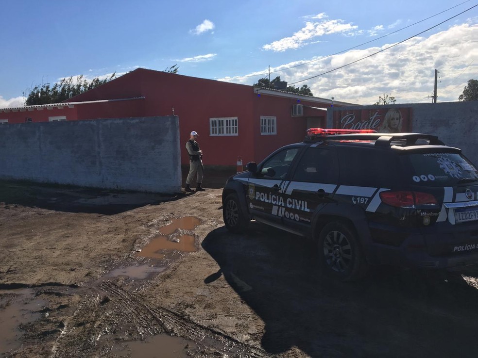 PolÃ­cia investia a motivaÃ§Ã£o dos crimes em Mostardas. â€” Foto: Josmar Leite/RBS TV