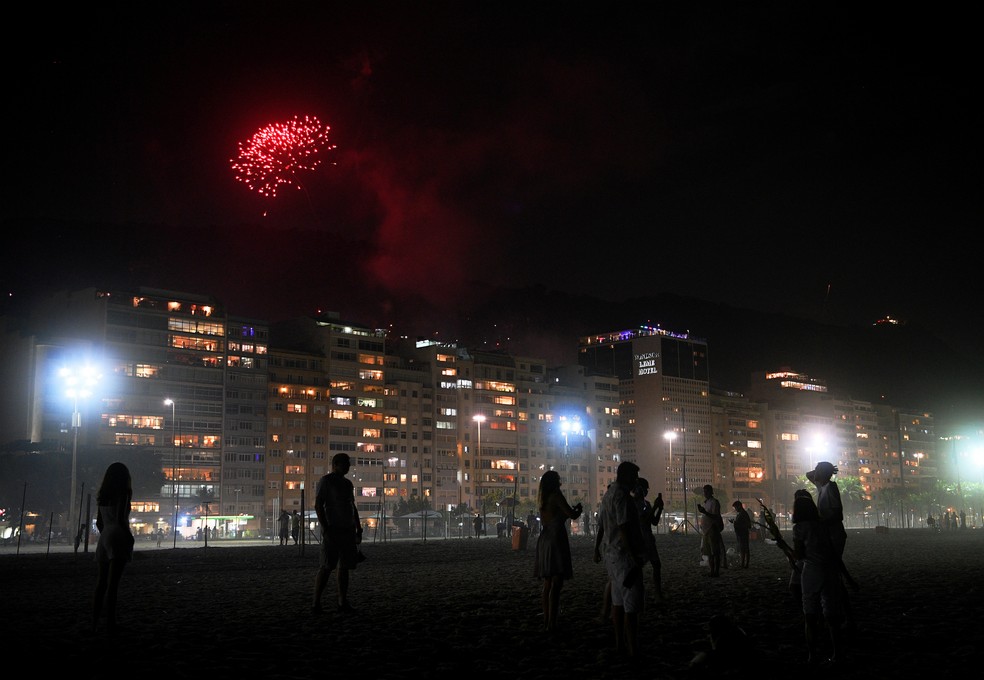 Orla de Copacabana, no Rio de Janeiro, durante a virada do ano — Foto: Carl de Souza/AFP