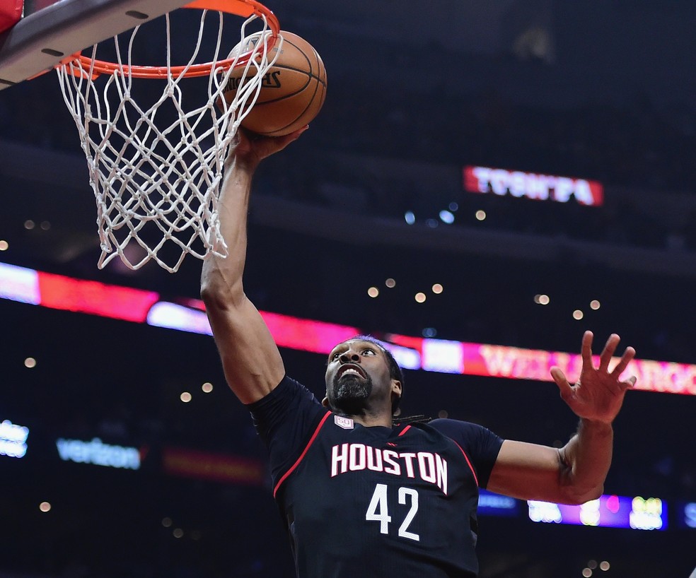 O pivô brasileiro Nenê Hilário em ação pelo Houston Rockets (Foto: Getty Images)
