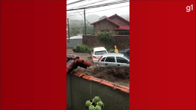 Forte chuva em Petrópolis causa inundações e arrasta carros