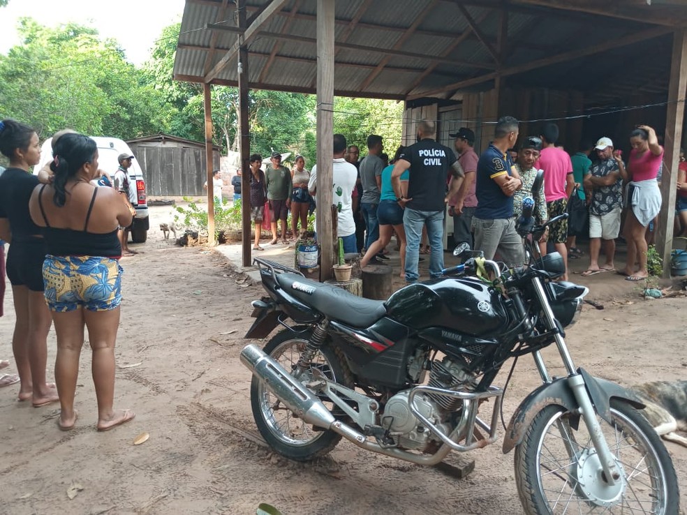 Populares no local do acidente que matou  adolescente  — Foto: Anderson Augusto