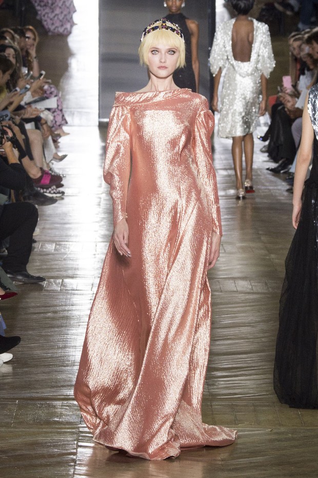 #SuzyCouture: Schiaparelli: Enlivening The Circus Of Couture - Vogue | en