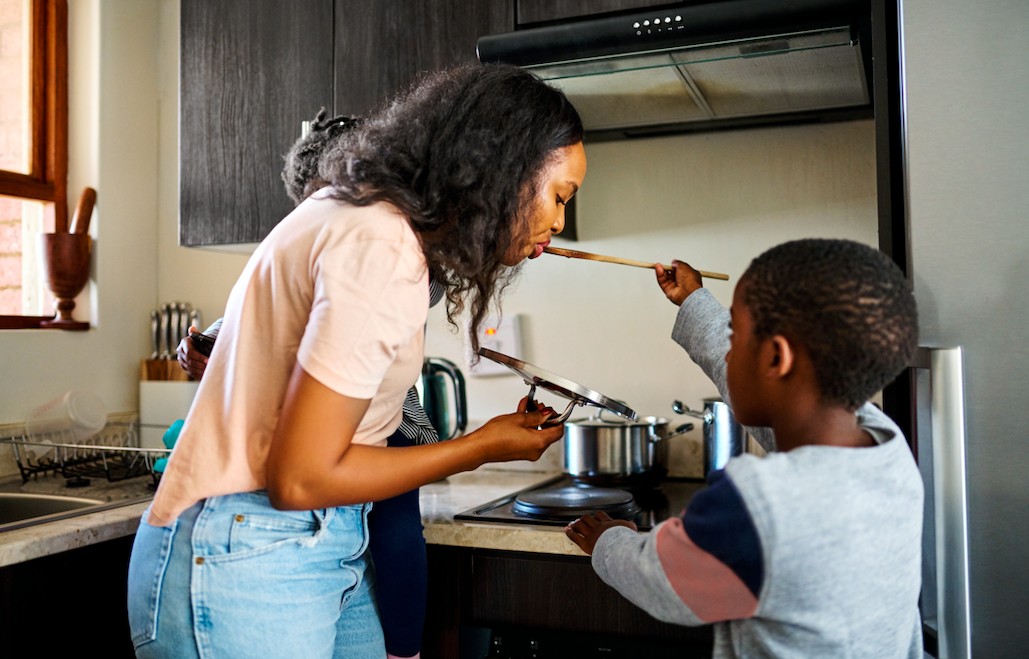 Mãe e filho cozinhando (Foto: Getty Images)