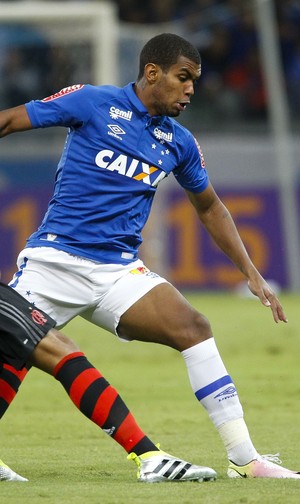 Jovem Alex conquista espaço com técnico Mano, e poderá estar em campo contra o Sport