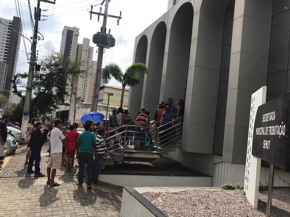 Fila e aglomeração marcam último dia para pagamento de IPTU com desconto na Secretaria de Tributação de Natal. — Foto: Ayrton Freire/Inter TV Cabugi
