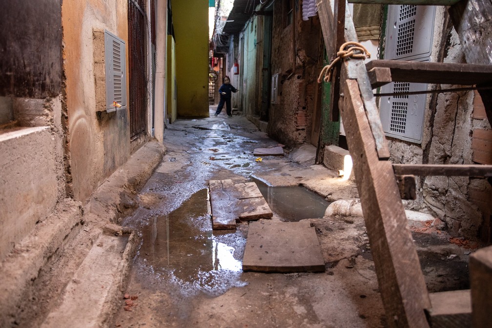 Na Favela do Nove, na Vila Leopoldina, moradores convivem com esgoto na porta de casa e sofrem com enchentes após tempestades — Foto: Fábio Tito/g1