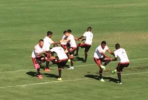 À vontade, Guerrero treina com o grupo no CT do Brasiliense e faz gols