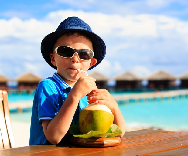 Crianças podem tomar água de coco, mas com moderação (Foto: Thinkstock)