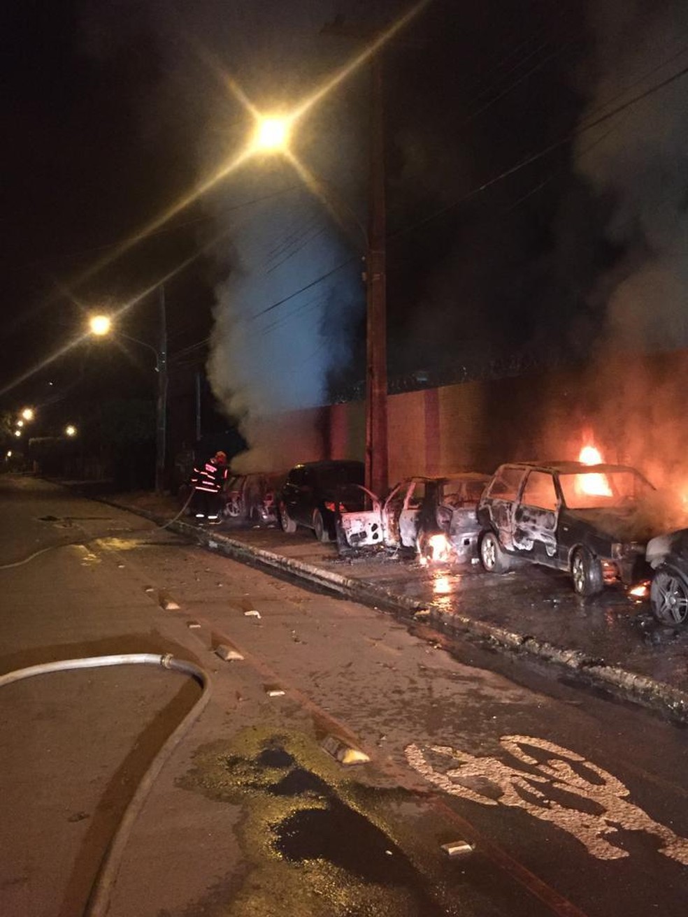 Testemunhas ouviram duas explosões e logo em seguida o incêndio nos veículos em Sorriso — Foto: Polícia Civil de Mato Grosso/Divulgação