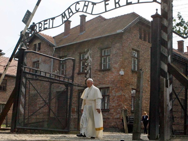 Papa Francisco atravessa o portão do campo de concentração nazista de Auschwitz, onde está inscrito ‘Arbeit macht frei’ (O trabalho liberta) (Foto: Kacper Pempel / Reuters)