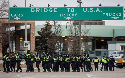 Canadian police begin removing protesters from the US-Canada Bridge