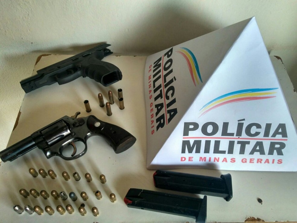 Armas encontradas com os criminosos que foram presos (Foto: Polícia Militar/Divulgação)