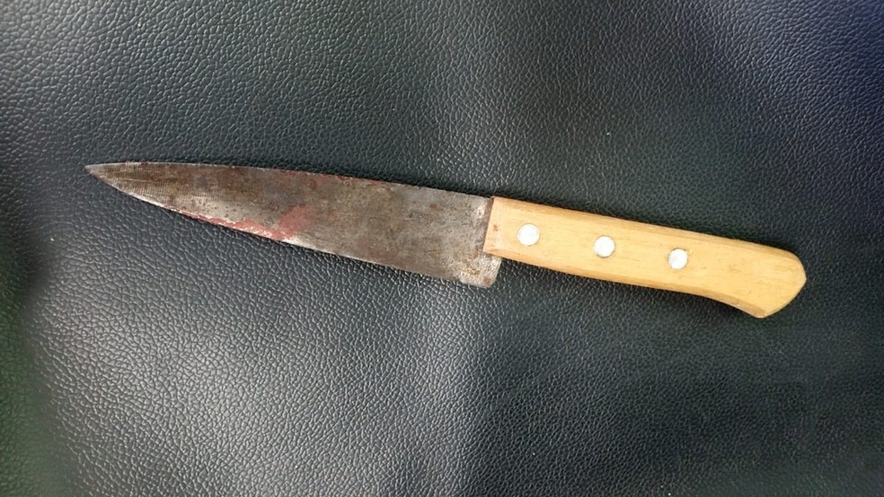 Faca usada por homem que feriu a própria mãe em Assu, no Oeste potiguar — Foto: Focoelho/Cedida