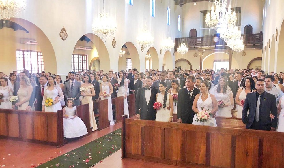 Casais durante celebração do casamento coletivo na igreja do Perpétuo Socorro em Campo Grande (MS) — Foto: Alysson Maruyama/TV Morena 