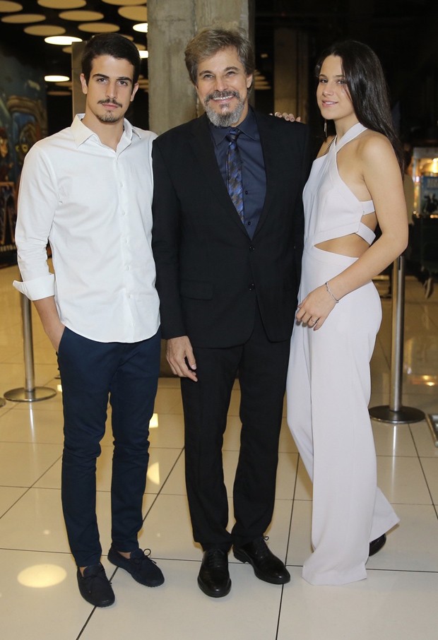 Enzo Celulari, Edson Celulari e Sophia Raia (Foto: Manuela Scarpa/Brazil News​)