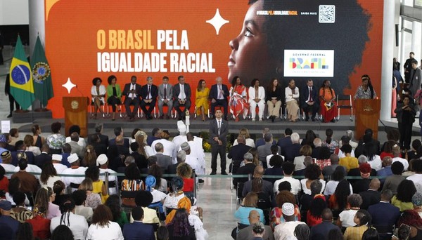 Lula assina decreto que reserva 30% dos cargos de confiança a pessoas negras