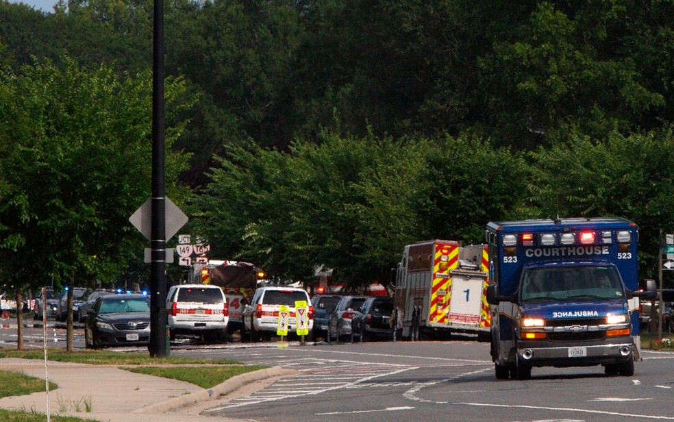 Equipes de socorro respondem a chamado apÃ³s tiroteio na prefeitura de Virginia Beach, nos EUA â Foto: Kaitlin McKeown/AP