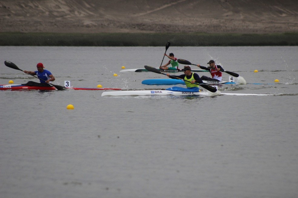Vagner Souta, de colete amarelo, fica com o bronze na prova K1 1000m no Pan-Americano de Lima 2019 — Foto: Fábio Canhete / Canoagem Brasileira